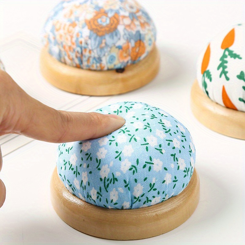 Charmant speldenkussen op hout - Sewing Pin Cushion recensie en prijs